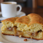 Deliciosa fatia de bolo de fubá com goiabada recém-assado, com textura macia e pedaços de goiabada derretida, servido com café.