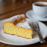 Bolo de fubá cremoso com açúcar de confeiteiro, a melhor receita.