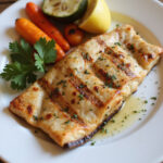 Peixe Grelhado com Legumes finalizado, um prato saudável e delicioso, pronto para ser servido.