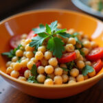 Salada de grão-de-bico finalizada, colorida e pronta para servir, perfeita para uma refeição saudável.