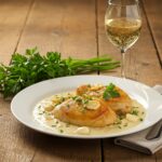 Final presentation of creamy garlic chicken with rich sauce and herbs, ideal for dinner or special occasions.